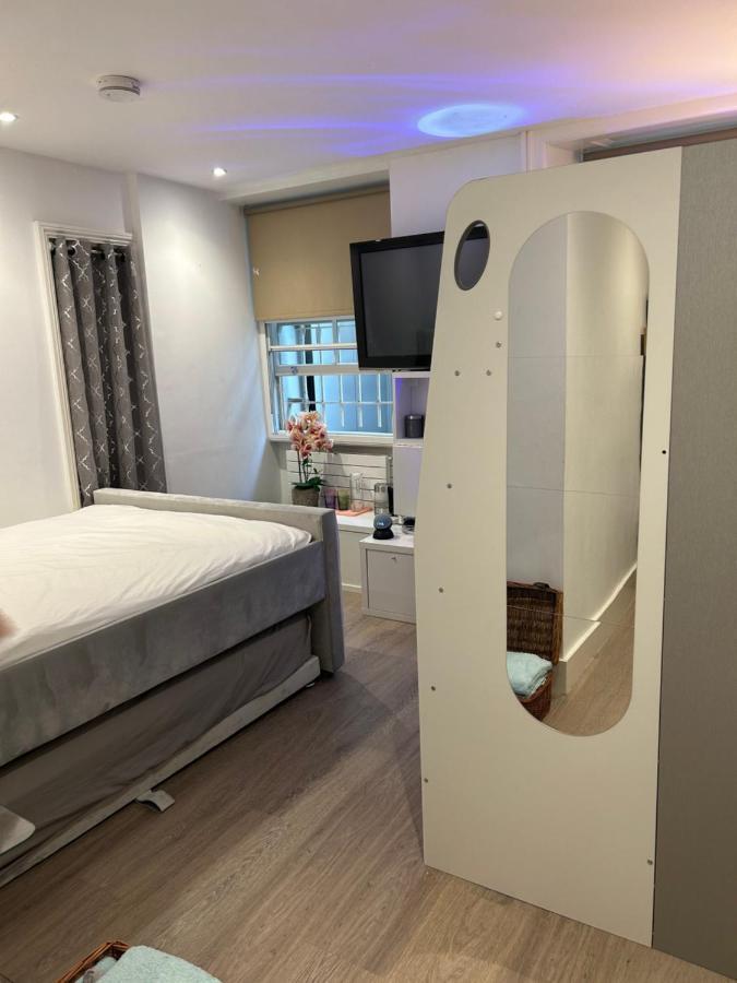 Central Oasis: Urban Retreat with Breakfast and Yoga London Exterior photo